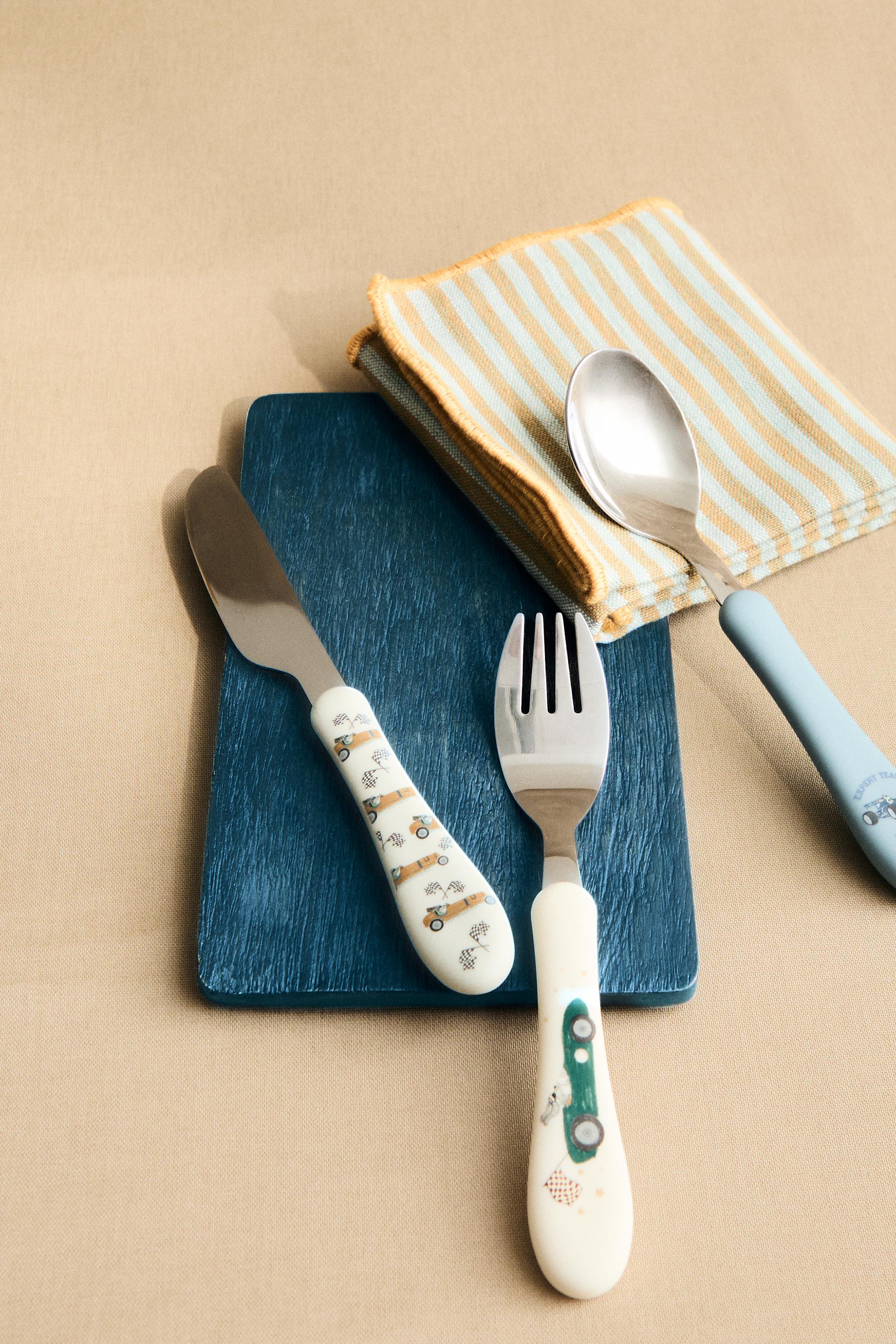 CHILDREN'S RACING DOG FLATWARE SET